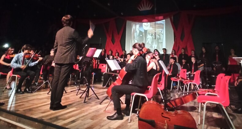 AYVALIK’TA GÜZEL SANATLAR LİSESİ ÖĞRENCİLERİNDEN CUMHURİYETİN 100. YILINA ÖZEL KONSER