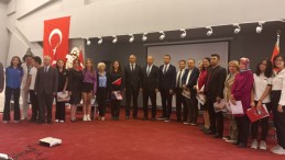 AYVALIK’TA LİSE ÖĞRENCİLERİ CUMHURİYETİ ANLATTI