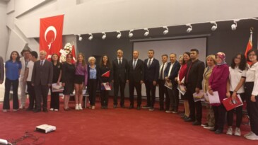 AYVALIK’TA LİSE ÖĞRENCİLERİ CUMHURİYETİ ANLATTI