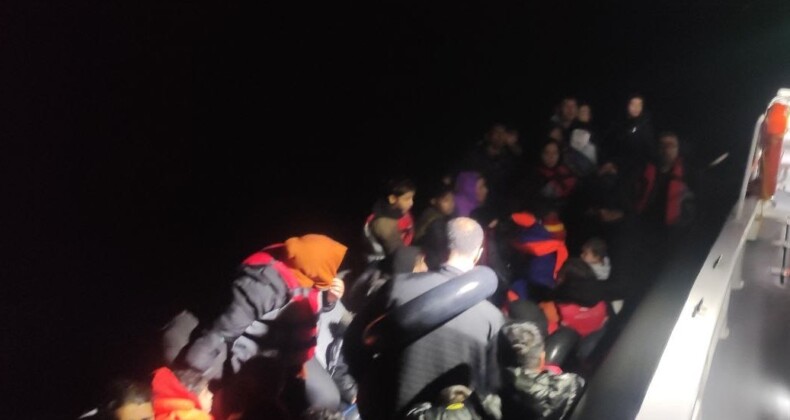 AYVALIK’TA 79 GÖÇMEN YAKALANDI
