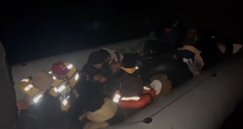 AYVALIK’TA 23 GÖÇMEN YAKALANDI