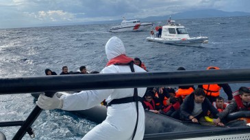 AYVALIK’TA TÜRK KARASULARINA İTİLEN 45 DÜZENSİZ GÖÇMEN KURTARILDI