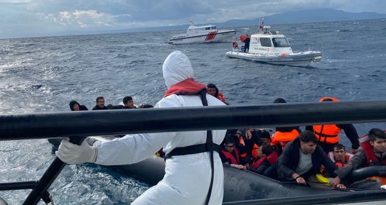 AYVALIK’TA TÜRK KARASULARINA İTİLEN 45 DÜZENSİZ GÖÇMEN KURTARILDI