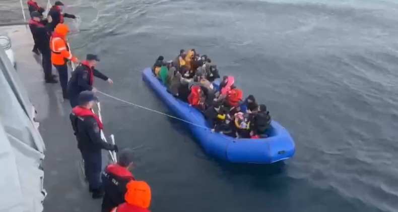 AYVALIK’TA 56 GÖÇMEN SAHİL GÜVENLİKTEN KAÇAMADI