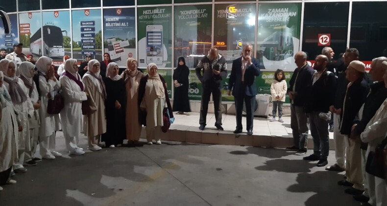 AYVALIKLI UMRECİLER DUALARLA KUTSAL TOPRAKLARA UĞURLANDI