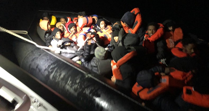 AYVALIK’TA BOTLARI PATLATILAN 47 GÖÇMEN SAHİL GÜVENLİK EKİPLERİNCE KURTARILDI
