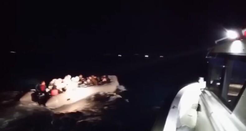 AYVALIK’TA 42 GÖÇMEN YAKALANDI