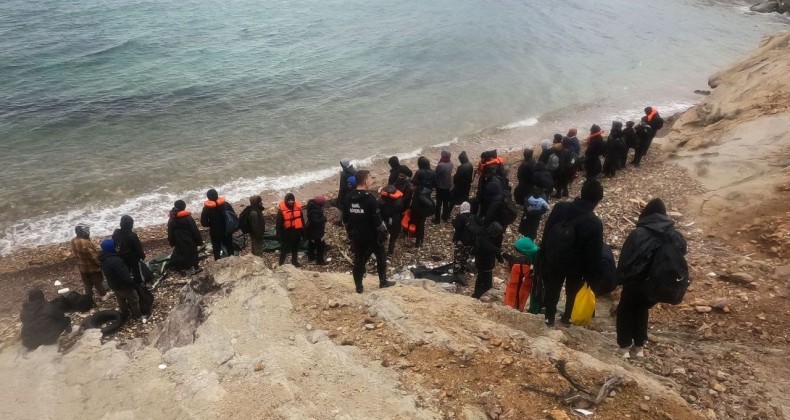 -AYVALIK’TA 81 GÖÇMEN KURTARILDI