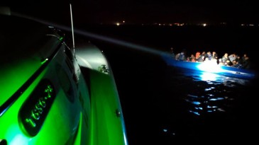 AYVALIK’TA 48 GÖÇMEN YAKALANDI, 32’Sİ DE KURTARILDI
