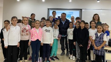 MİNİK ÖĞRENCİLER ENGELLİ GAZETECİYLE SÖYLEŞTİ