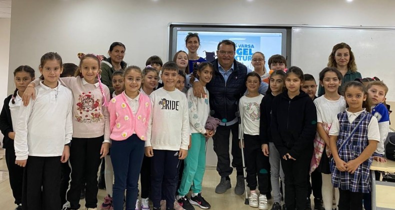 MİNİK ÖĞRENCİLER ENGELLİ GAZETECİYLE SÖYLEŞTİ