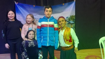 AYVALIK’TA ENGELLİ OYUNCULAR MİNİK YÜREKLERİ FETHETTİ
