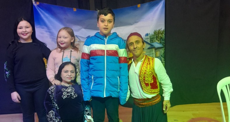 AYVALIK’TA ENGELLİ OYUNCULAR MİNİK YÜREKLERİ FETHETTİ