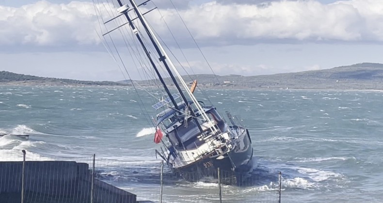 AYVALIK’TA SAATTE 80 KİLOMETRE HIZLA ESEN POYRAZ ETKİLİ OLDU