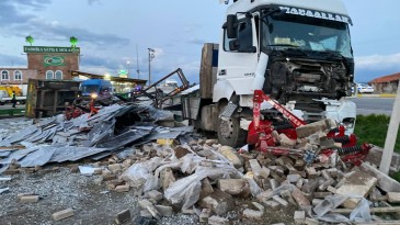 AYVALIK’TA MERMER YÜKLÜ TIR ZEYTİNYAĞI FABRİKASI İŞÇİLERİNİ TAŞIYAN SERVİS ARACIYLA ÇARPIŞTI