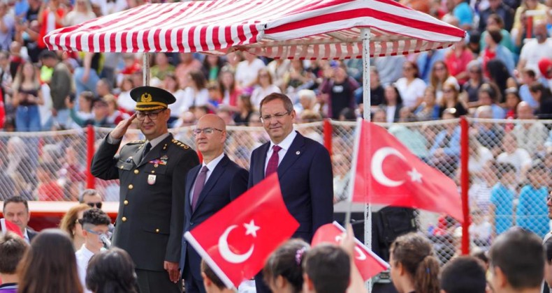 AYVALIK’TA MİNİK YÜREKLERİN 23 NİSAN COŞKUSU