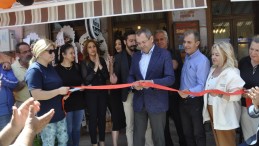 AYVALIK’TA BAŞKAN ERGİN NETA CAFE’NİN AÇILIŞ KURDELESİNİ KESTİ
