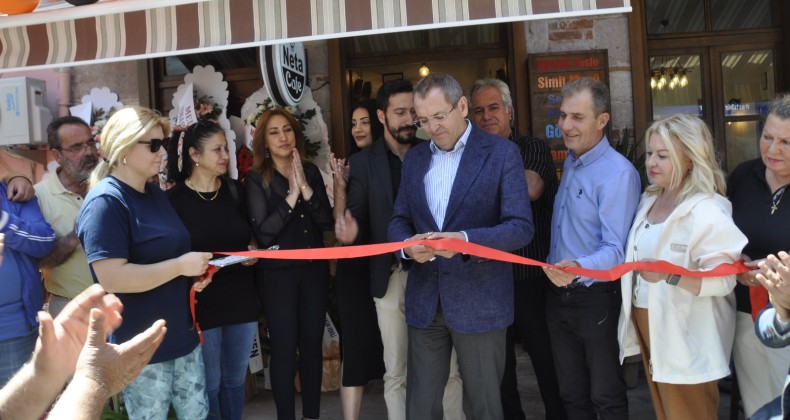 AYVALIK’TA BAŞKAN ERGİN NETA CAFE’NİN AÇILIŞ KURDELESİNİ KESTİ