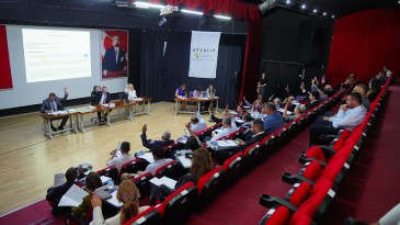AYVALIK’TA CUMHUR İTTİFAKI BELEDİYE MECLİS ÜYELERİNDEN SOKAK HAYVANLARINA SOĞUK DUŞ