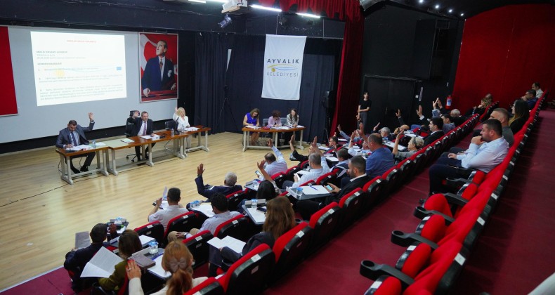 AYVALIK’TA CUMHUR İTTİFAKI BELEDİYE MECLİS ÜYELERİNDEN SOKAK HAYVANLARINA SOĞUK DUŞ