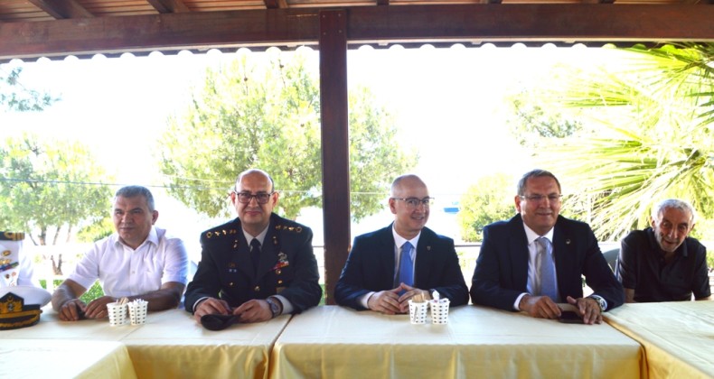 AYVALIK’TA PROTOKOL ÜYELERİ KOLLUK GÜÇLERİ VE YAŞLILARLA BAYRAMLAŞTI