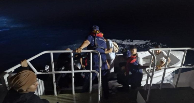AYVALIK AÇIKLARINDA 15 DÜZENSİZ GÖÇMEN YAKALANDI