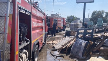 AYVALIK’TA ANA YOL KENARINDA OTLARIN TUTUŞMASIYLA BAŞLAYAN YANGIN SERAMİK DEPOSUNA SIÇRADI