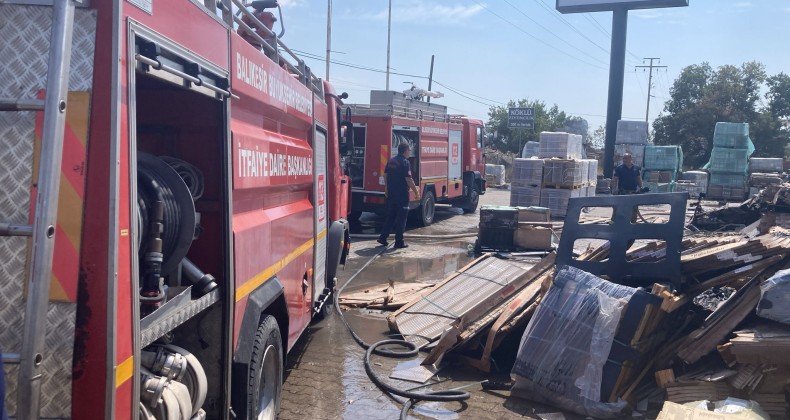 AYVALIK’TA ANA YOL KENARINDA OTLARIN TUTUŞMASIYLA BAŞLAYAN YANGIN SERAMİK DEPOSUNA SIÇRADI