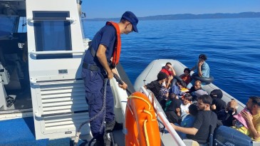 AYVALIK’TA BERABERİNDE 10 ÇOCUĞUN BULUNDUĞU 8 GÖÇMEN VE 1 GÖÇMEN KAÇAKÇISI ŞÜPHELİSİ YAKALANDI