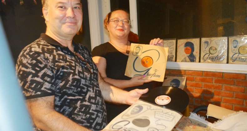 15 YIL ÖNCE KAVUŞTUĞU GRAMOFONUNA 25 YILDIR TAŞ PLAK TOPLUYOR