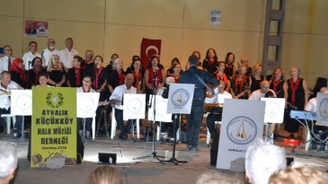 AYVALIK – KÜÇÜKKÖY HALK MÜZİĞİ’NİN KONSERİNE İLGİ YOĞUN OLDU