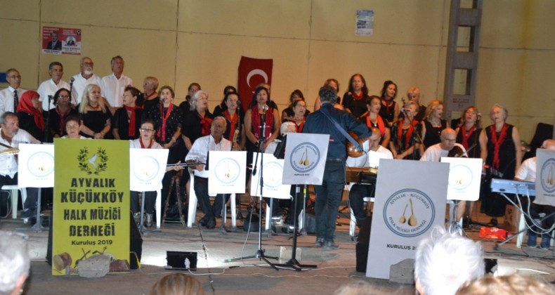 AYVALIK – KÜÇÜKKÖY HALK MÜZİĞİ’NİN KONSERİNE İLGİ YOĞUN OLDU