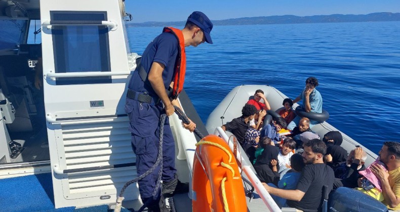 AYVALIK’TA BERABERİNDE 10 ÇOCUĞUN BULUNDUĞU 8 GÖÇMEN VE 1 GÖÇMEN KAÇAKÇISI ŞÜPHELİSİ YAKALANDI