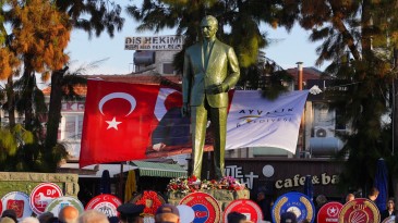 AYVALIK’TA ATATÜRK HÜZÜNLE ANILDI