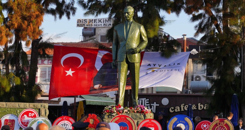 AYVALIK’TA ATATÜRK HÜZÜNLE ANILDI