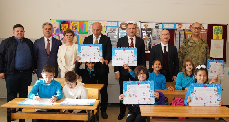 AYVALIK’TA ÖĞRENCİLERİN YARI YIL TATİLİ VE KARNE HEYECANI