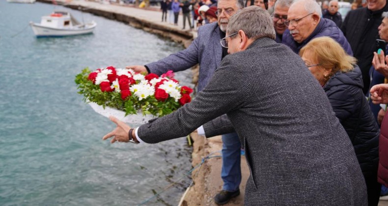 AYVALIK’TA MÜBADELENİN 102. YILI ANISINA DENİZE ÇELENK BIRAKILDI