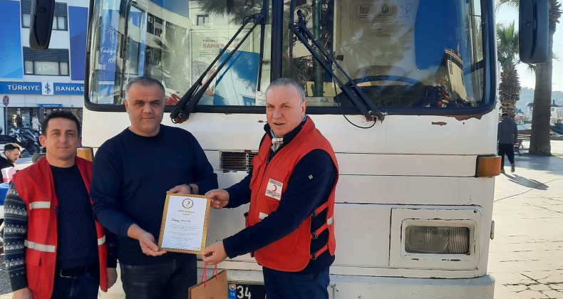 TÜRK KIZILAY’INDAN AYVALIKLI KAN BAĞIŞÇISI EKİNAK’A ALTIN MADALYA VE BERAT BELGESİ