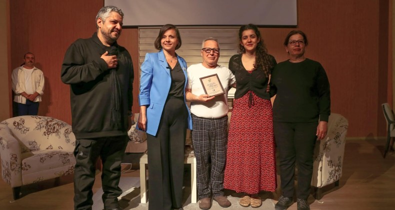 AYVALIK BELEDİYE TİYATROSU KARABAĞLAR’I SALLADI