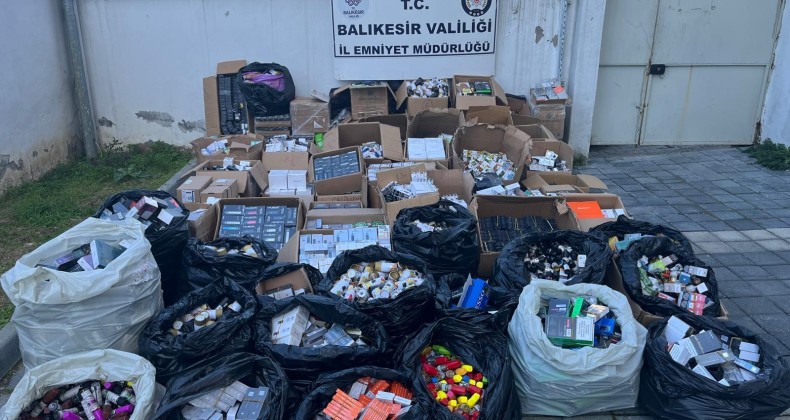 AYVALIK’TA POLİSTEN KAÇAK TÜTÜN MAMULLERİ VE CİNSEL UYARICI SATIŞI YAPANLARA DARBE