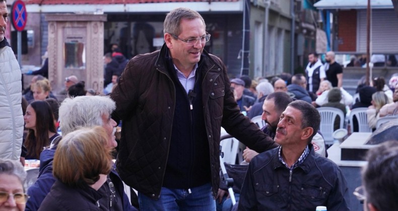 AYVALIK’TA BELEDİYENİN VERDİĞİ İFTARA BİNLERCE KİŞİ KATILDI