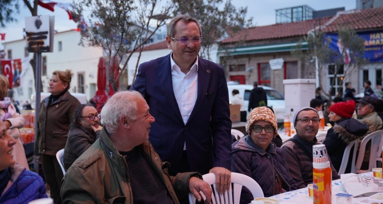 AYVALIK’IN CUNDA ADASI’NDAKİ İFTARA BİNLERCE VATANDAŞ KATILDI