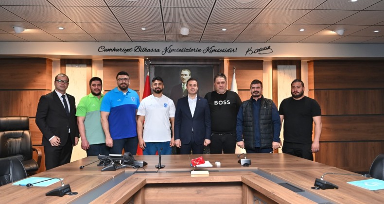 BAŞKAN AKIN, ŞAMPİYON GÜREŞÇİLERİ BALIKESİR’İN RENKLERİNE BAĞLADI