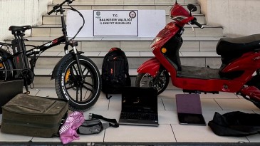 AYVALIK’TA 3 EV VE BİR RESMİ KURUMA DADANAN HIRSIZ POLİSTEN KAÇAMADI