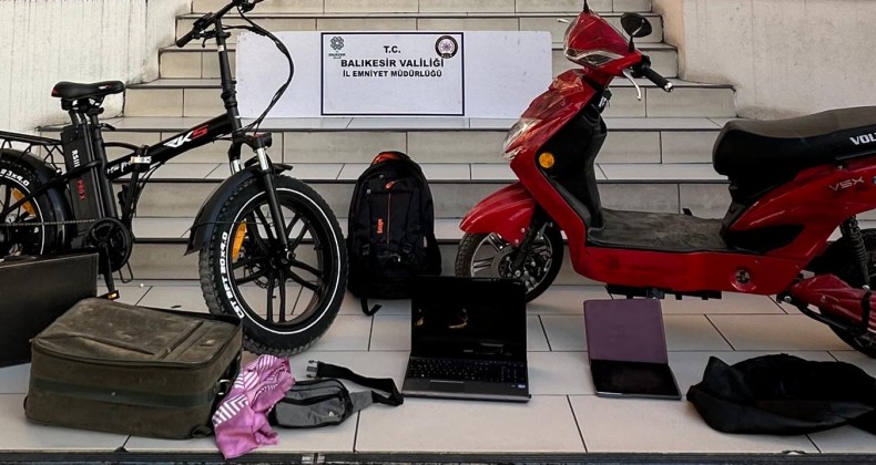 AYVALIK’TA 3 EV VE BİR RESMİ KURUMA DADANAN HIRSIZ POLİSTEN KAÇAMADI