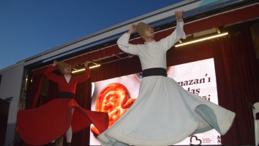 GÖMEÇ’TE BALIKESİR BÜYÜKŞEHİR BELEDİYESİ’NİN İFTARINA VATANDAŞ AKINI…