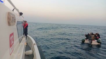 AYVALIK’TA SAHİL GÜVENLİK 4’Ü ÇOCUK 18 GÖÇMEN YAKALADI