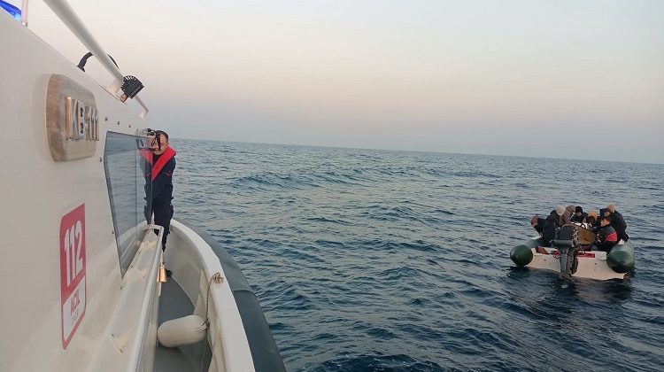 AYVALIK’TA SAHİL GÜVENLİK 4’Ü ÇOCUK 18 GÖÇMEN YAKALADI