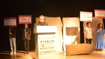 AYVALIK’TA KADIN OYUNLARI FESTİVALİ DÜNYA TİYATRO BİLDİRGESİ İLE SONA ERDİ
