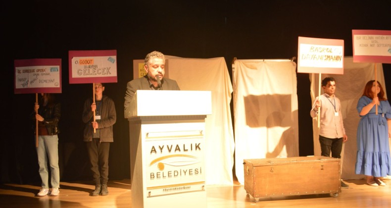 AYVALIK’TA KADIN OYUNLARI FESTİVALİ DÜNYA TİYATRO BİLDİRGESİ İLE SONA ERDİ